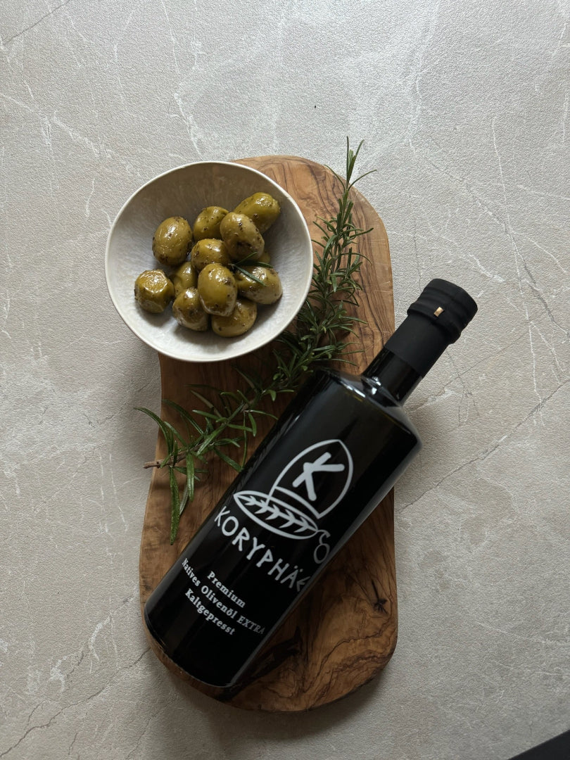 Koryphäe Flasche neben Oliven